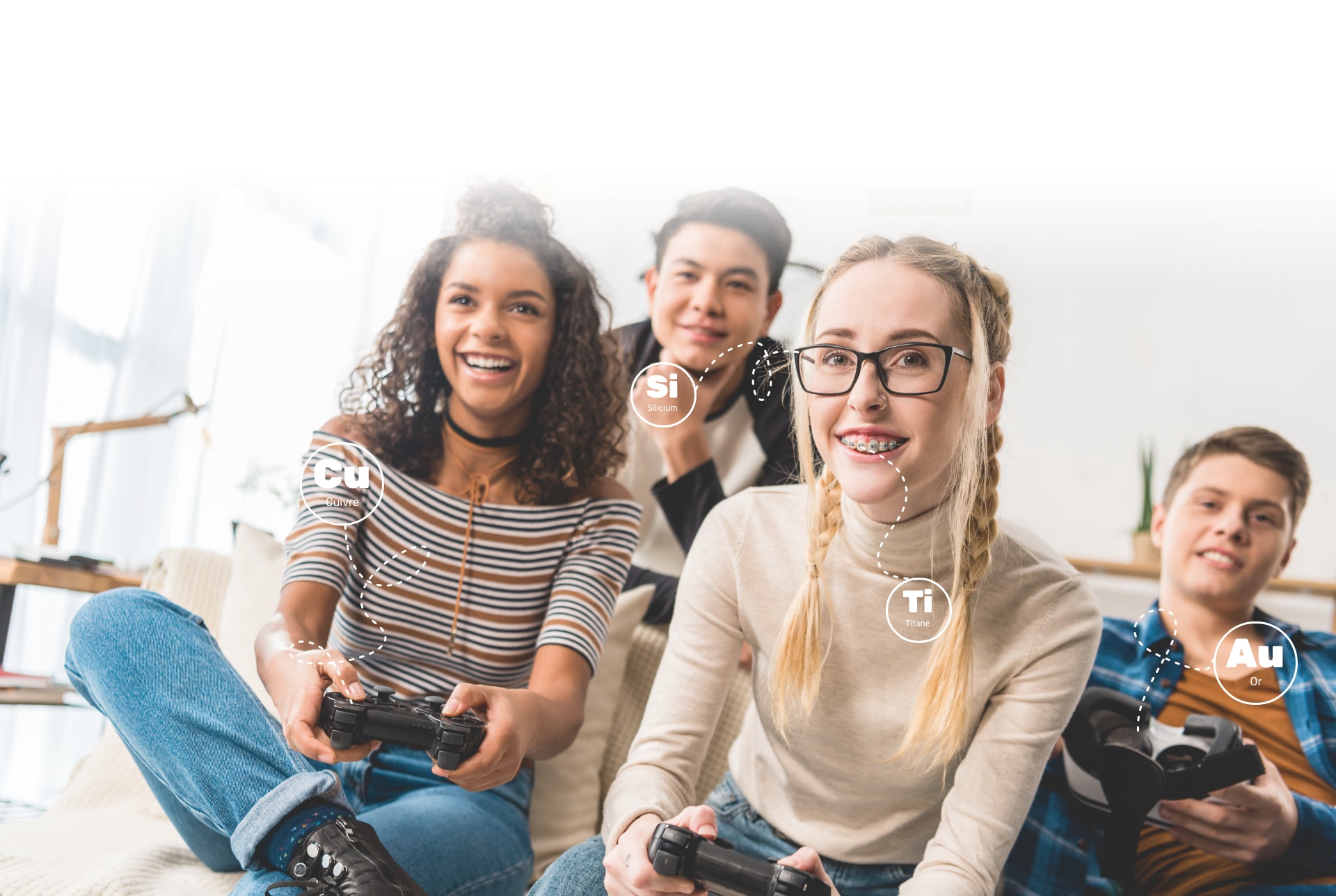 Image de quatre adolescents qui s’amusent en jouant à des jeux vidéo. Le cuivre est utilisé dans les manettes de jeux, le silicone dans les lunettes, le titane dans les appareils dentaires et l'or dans les casques de RV.